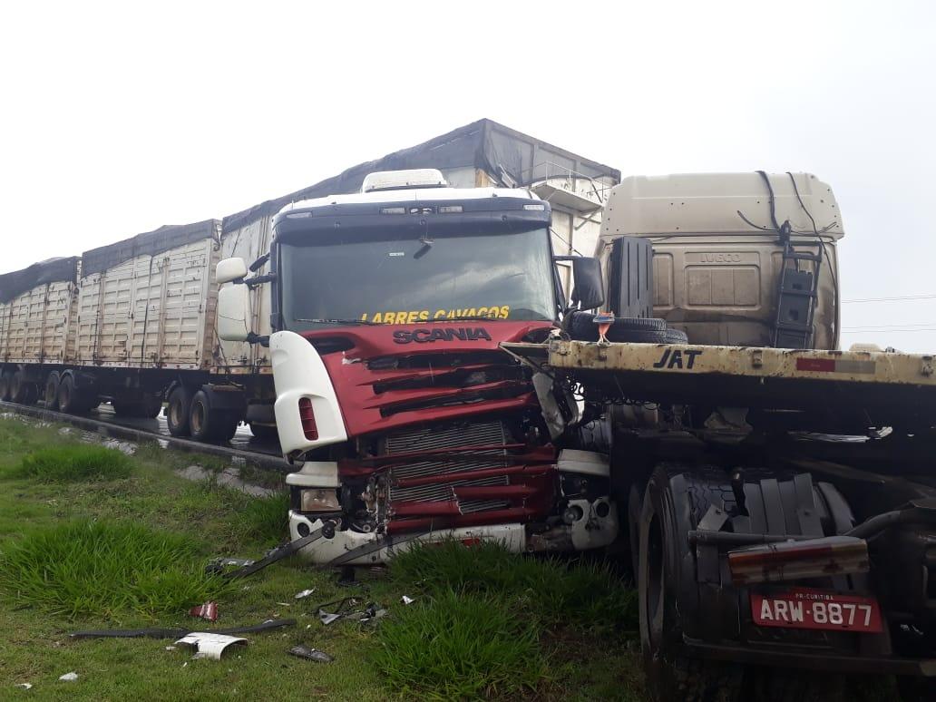 Carretas batem de frente em acidente na PR-092
