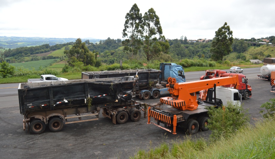 Carreta tomba na PR-092 em Wenceslau Braz