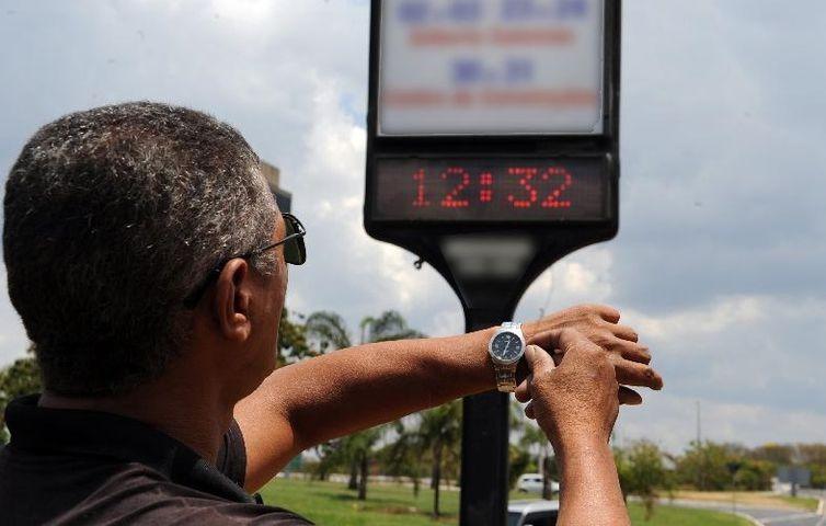 Governo Federal adia início do horário de verão