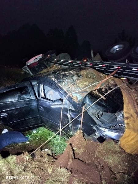 Acidente entre carro e caminhão mata duas crianças