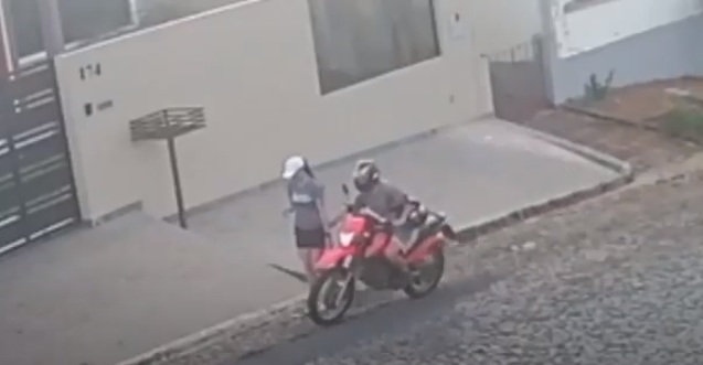 Tarado tenta passar a mão na bunda de pedestre e cai da moto