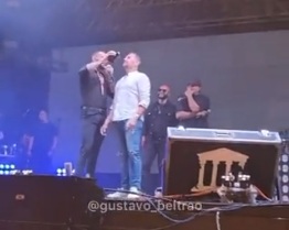 Fã sobe ao palco para beber com Gustavo lima e sai carregado de maca