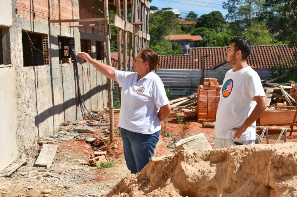Alcione Lemos acompanha obras na Escola Walquíria Xavier da Silva