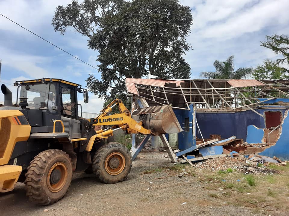 Prefeitura começa a demolir casas da “Zona” de Siqueira Campos