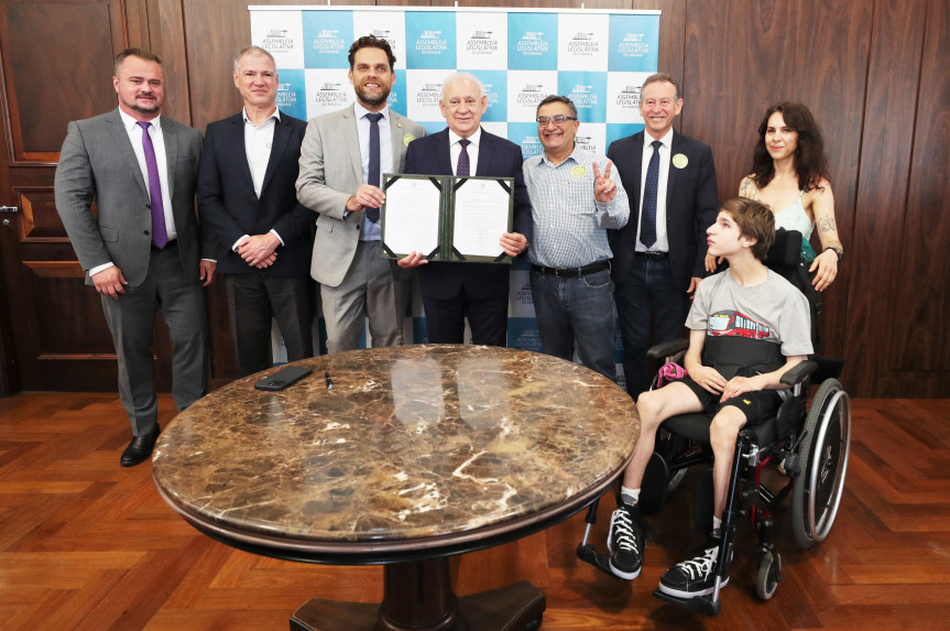 Traiano assina lei que facilita o acesso a medicamentos a base de Canabidol