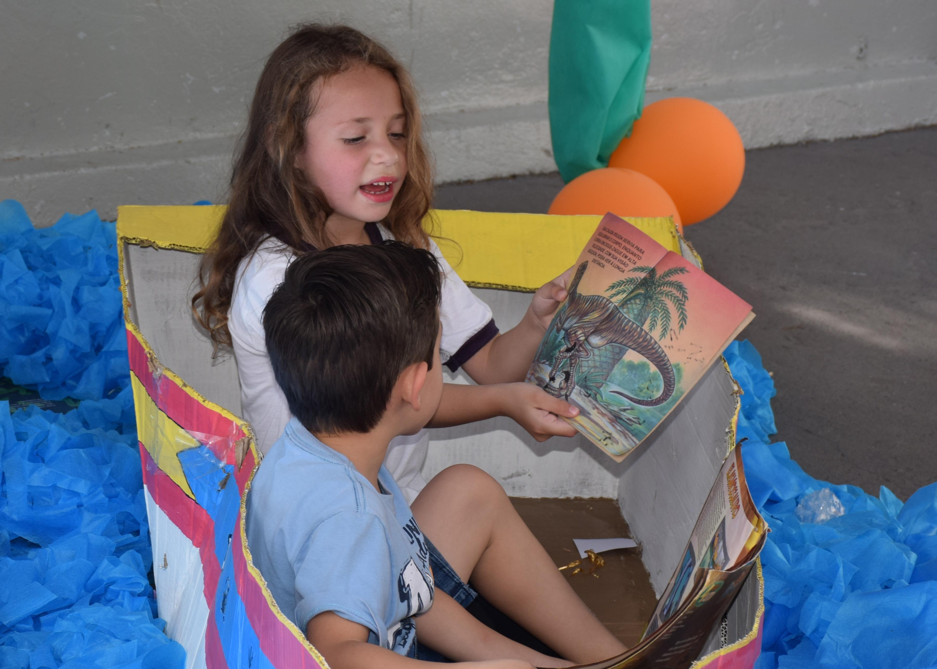 Feira de incentivo a leitura reúne professores, pais e alunos em W. Braz