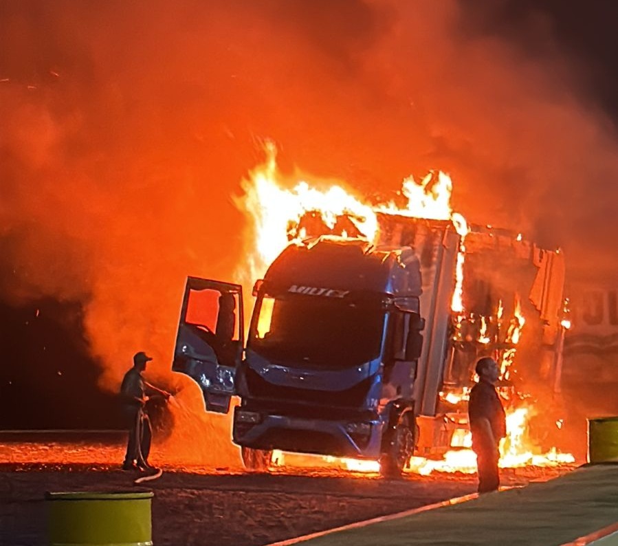 Caminhão pega fogo em posto de combustíveis em Wenceslau Braz