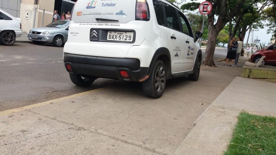Menino de três anos morre após ficar preso em automóvel