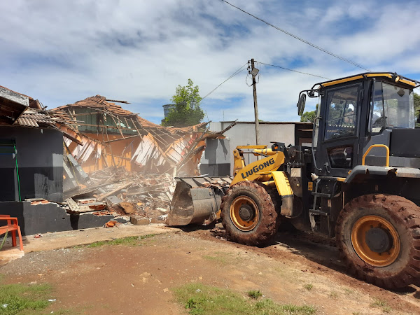 Máquinas derrubam mais casas na Zona de Siqueira Campos