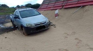 Carreta tomba e por pouco não atinge caminhonete na PR-092