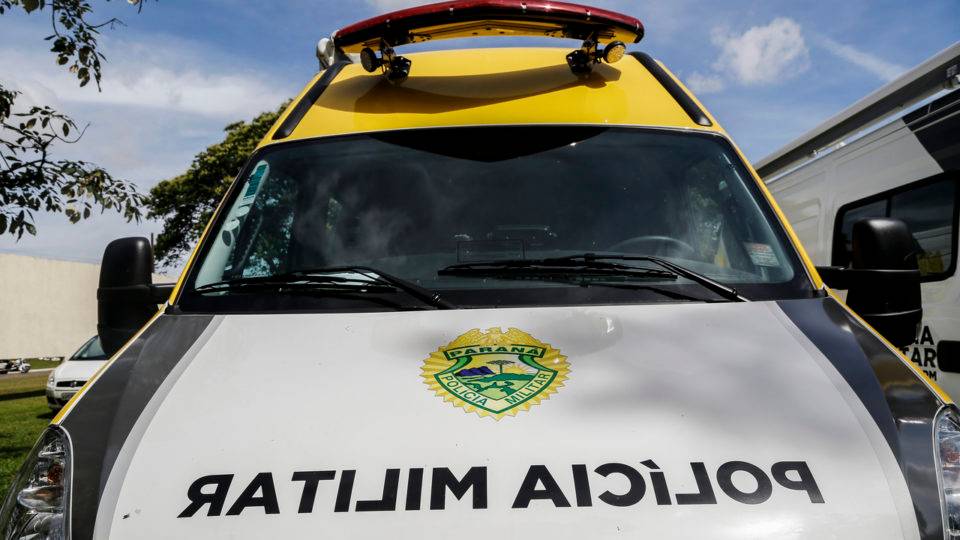 Jovem faz churrasco na calçada, perturba vizinhos e acaba detido pela PM