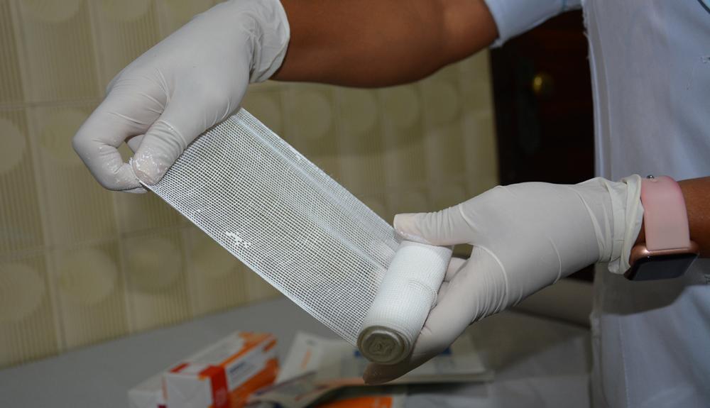 Homem leva facadas nas costas, briga com médicos e foge do hospital