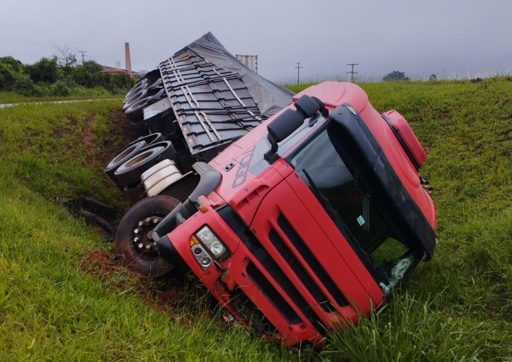 Neblina atrapalha visibilidade e motorista sai da pista na PR-092