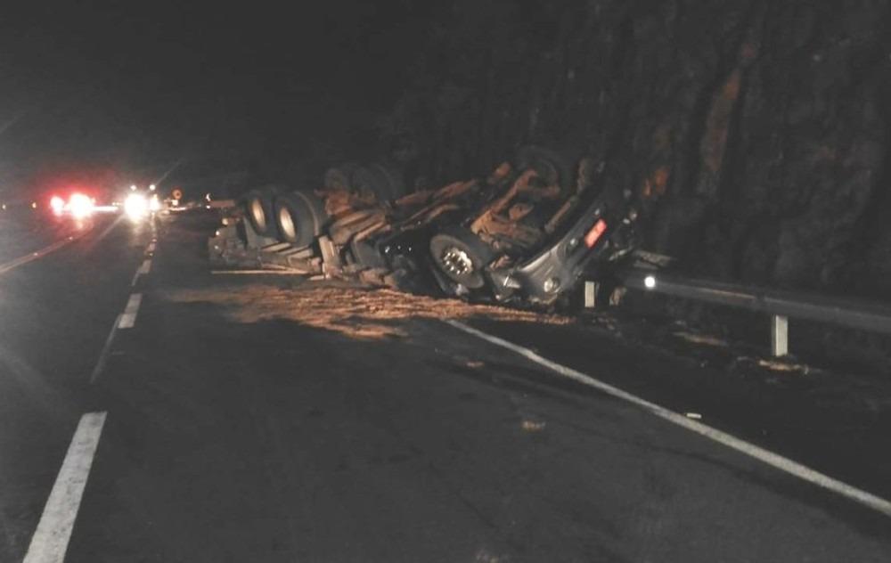 Caminhoneiro morre prensado em acidente na BR-153