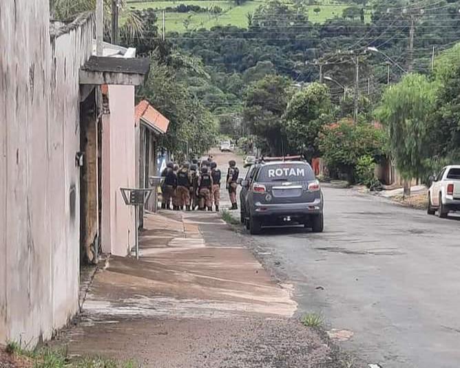 Homem surtado troca tiros e morre em confronto com a PM