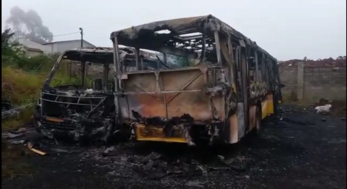 Incêndio destrói veículos no pátio da prefeitura de Arapoti