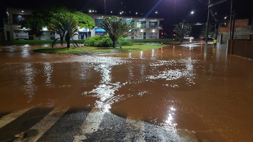 Tempestade derruba árvores e causa alagamentos em Cambará