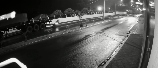 Motociclista bate em carreta parada e morre no hospital