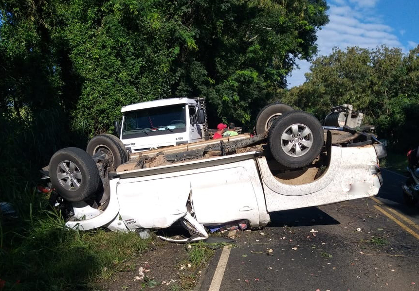 Hilux capota e deixa duas pessoas feridas na PR-218