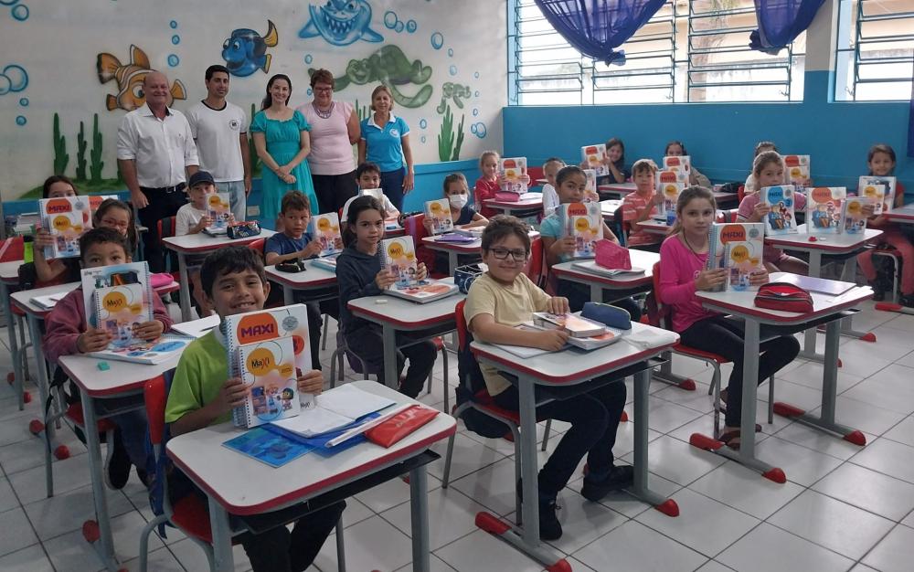 Alunos da Rede Municipal de Pinhalão recebem novas apostilas