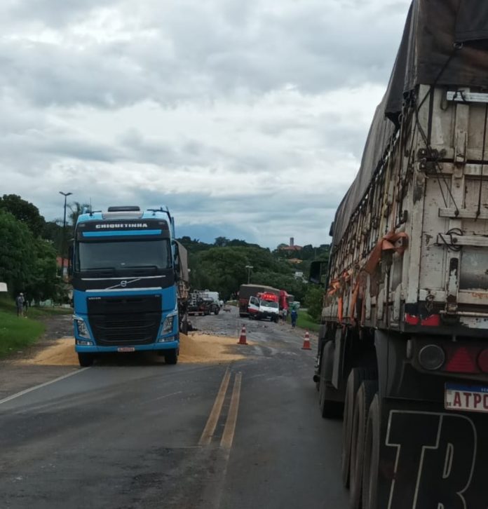 Acidente entre carretas deixa um ferido e trânsito lento na PR-092