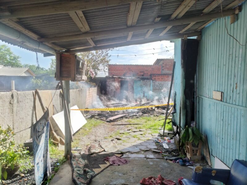 Idoso chama a polícia após ter sua casa incendiada pela terceira vez