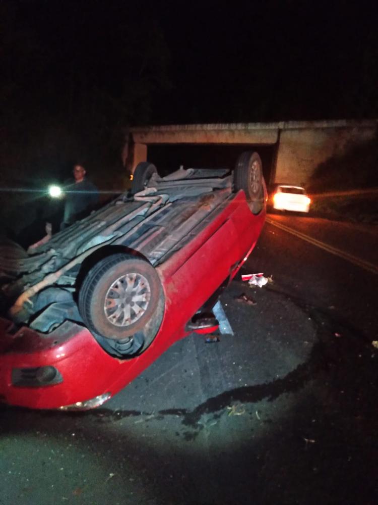 Carro capota e três ficam feridos na PR-092