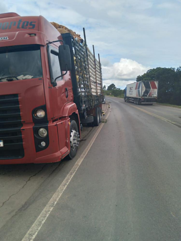 Acidente com caminhão deixa motociclista ferido na PR-092