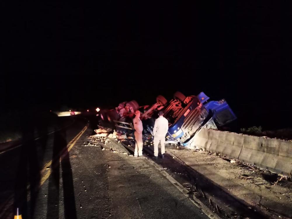 Caminhão tomba e motorista morre em Jaguariaíva