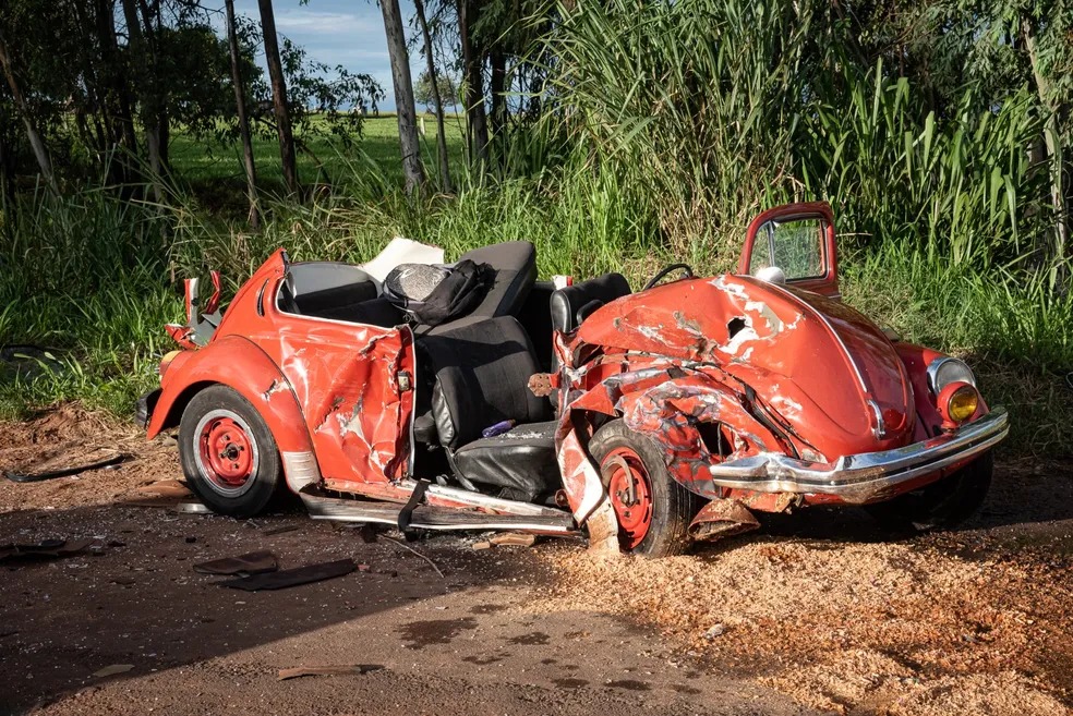 Fusca fica destruído em acidente envolvendo carro de Santo Antônio da Platina