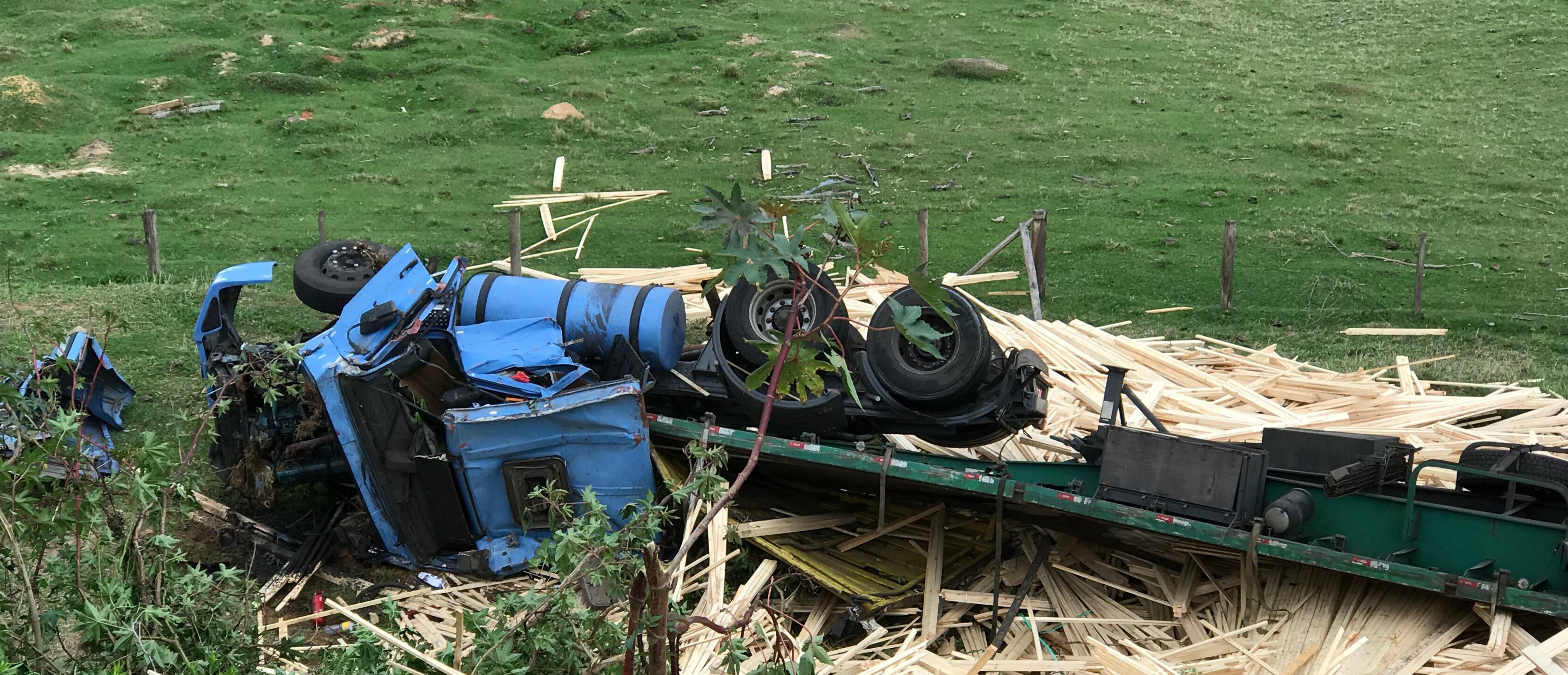 Carreta fica destruída após tombar próximo ao trevo de W. Braz