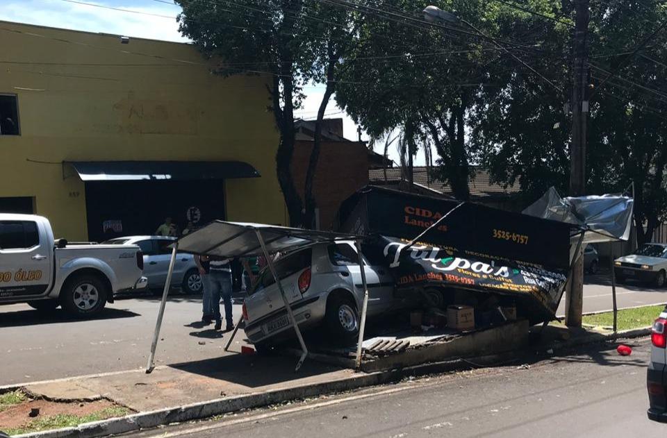Carro invade e destrói trailer de lanches