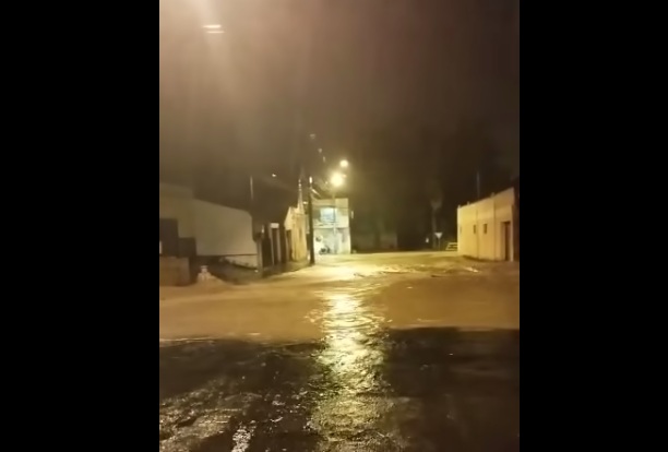 Temporal causa alagamentos e prejuízos em Siqueira Campos