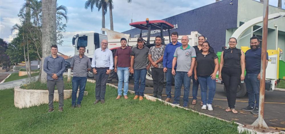 Prefeitura de Japira recebe novos veículos