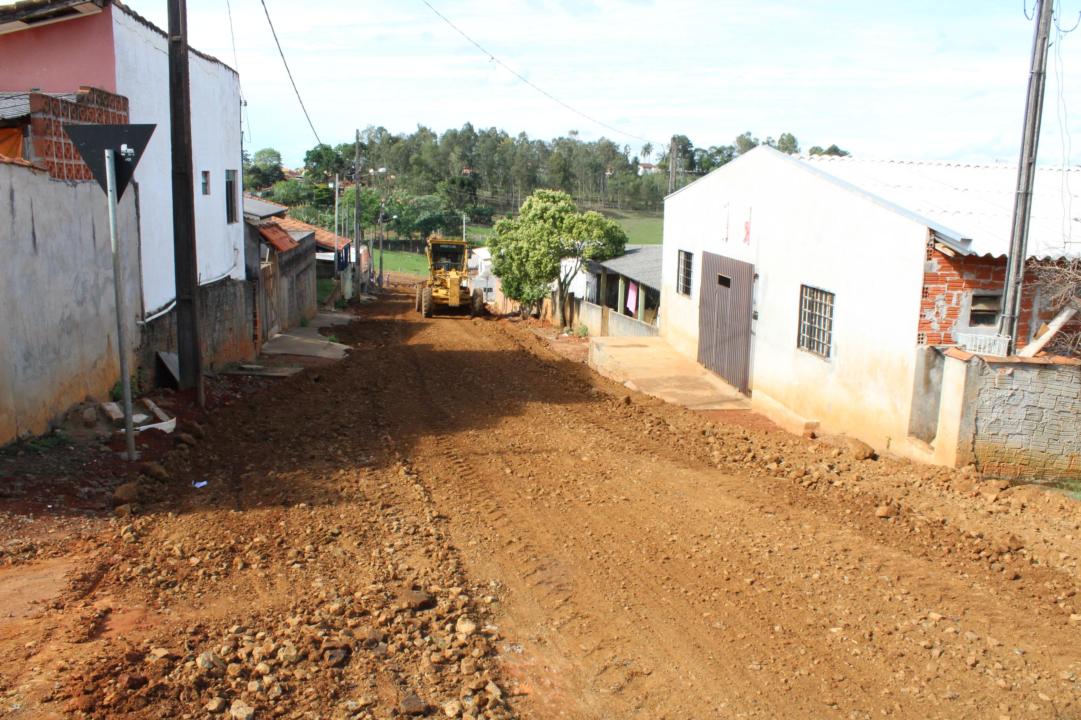 Prefeitura realiza cascalhamento na Vila Esperança