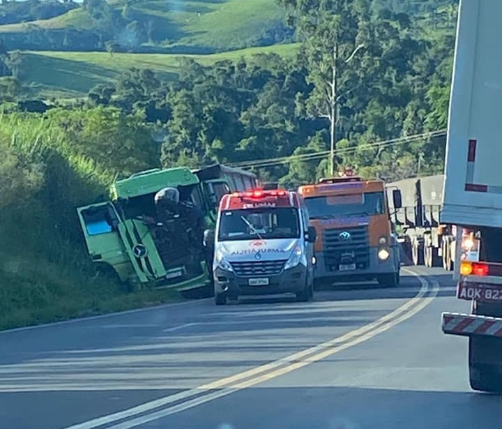 Acidente deixa caminhoneiro preso as ferragens na PR-092