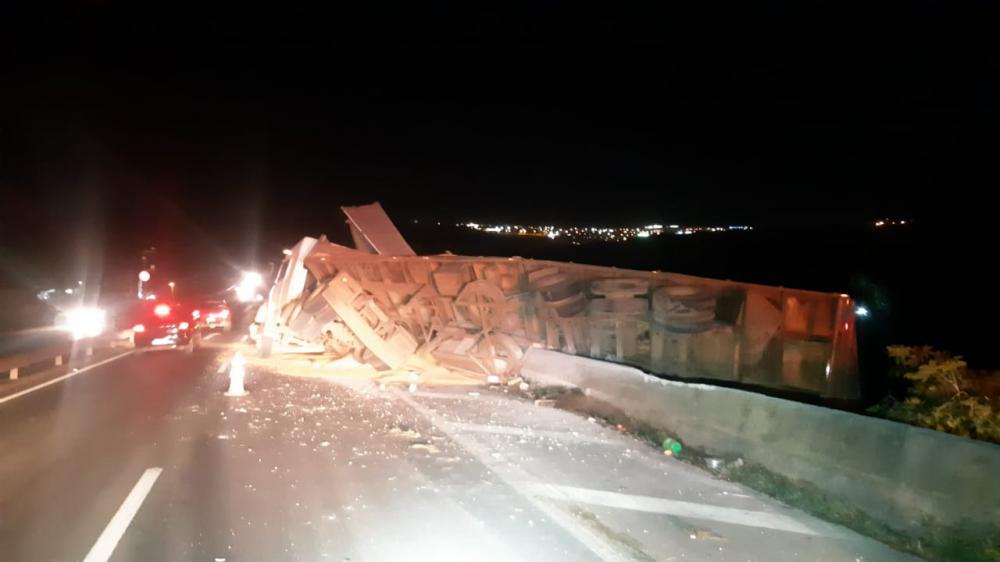 Ciclista faz carreta tombar e sai ileso, mas fica ferido ao cair de bêbado