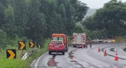 Caminhão cai em ribanceira e motorista fica preso as ferragens na BR-153