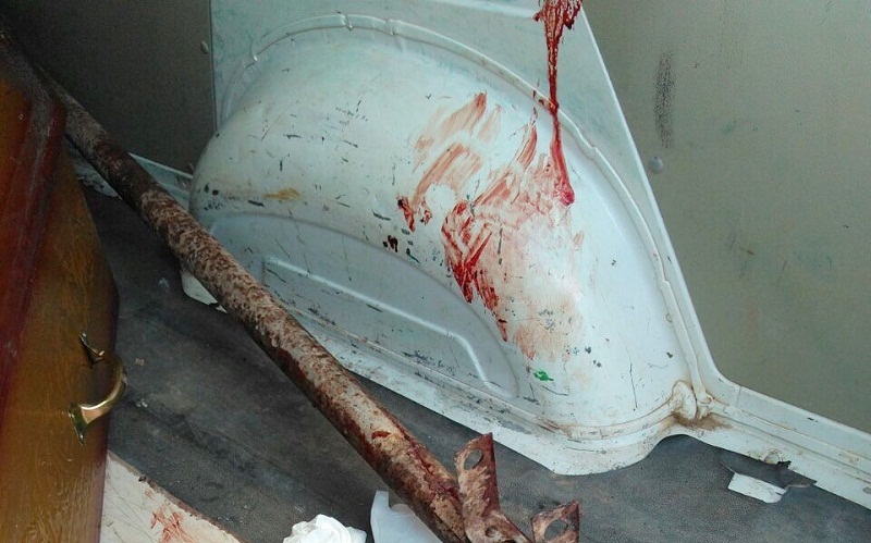 Homem espanca ex-mulher com barra de ferro e foge levando o filho do casal