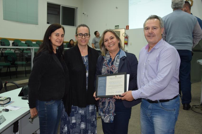 Vereador entrega moção de aplauso por aumento na nota no Ideb