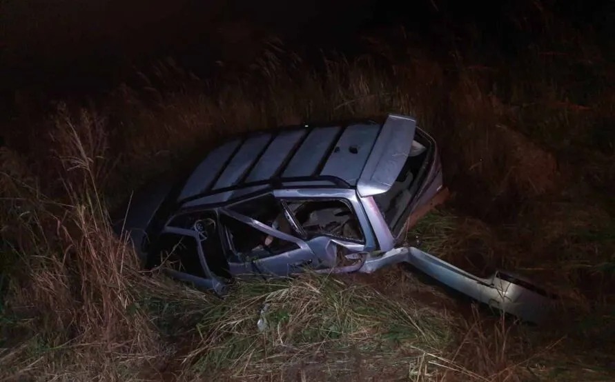 Parati fica destruída e três ficam feridos em acidente no Norte Pioneiro