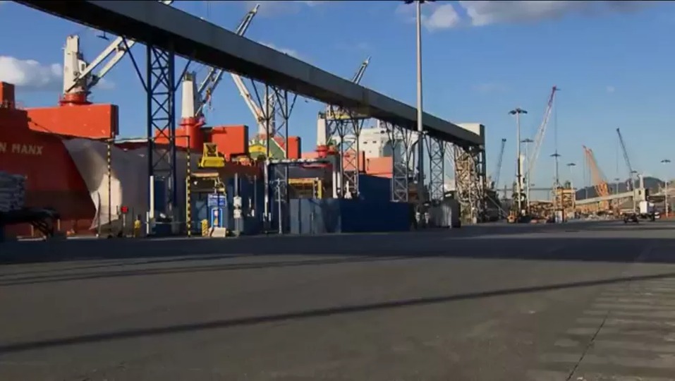 Polícia encontra imigrantes escondidos em navio que atracou no Paraná