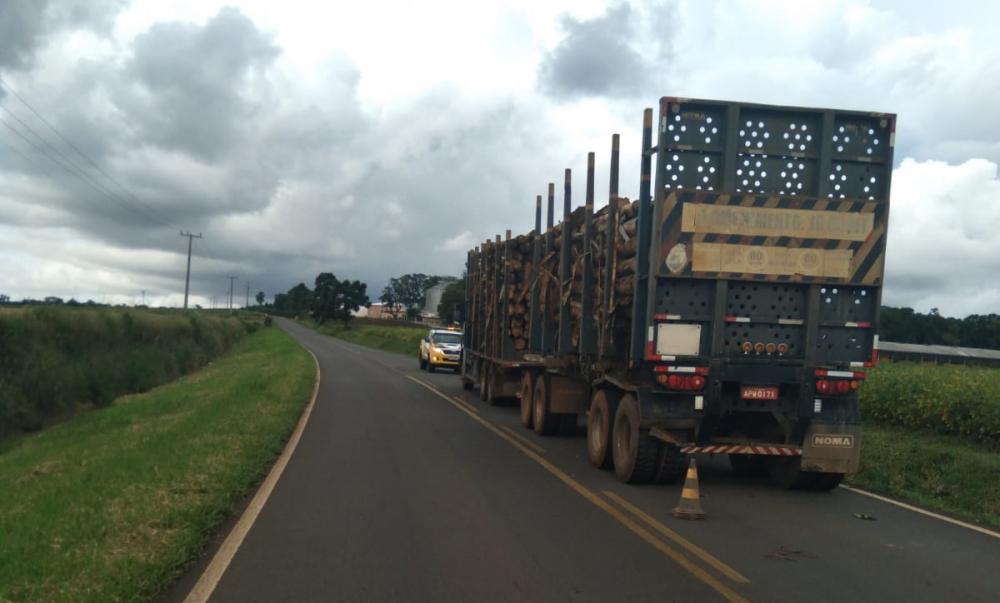 Ônibus escolar se envolve em acidente com carreta em Arapoti