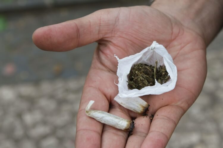 Adolescente de 15 anos é hospitalizada após fumar maconha