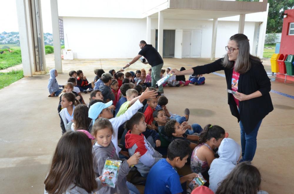 Wenceslau Braz entrega kits odontológicos para alunos de escola municipal