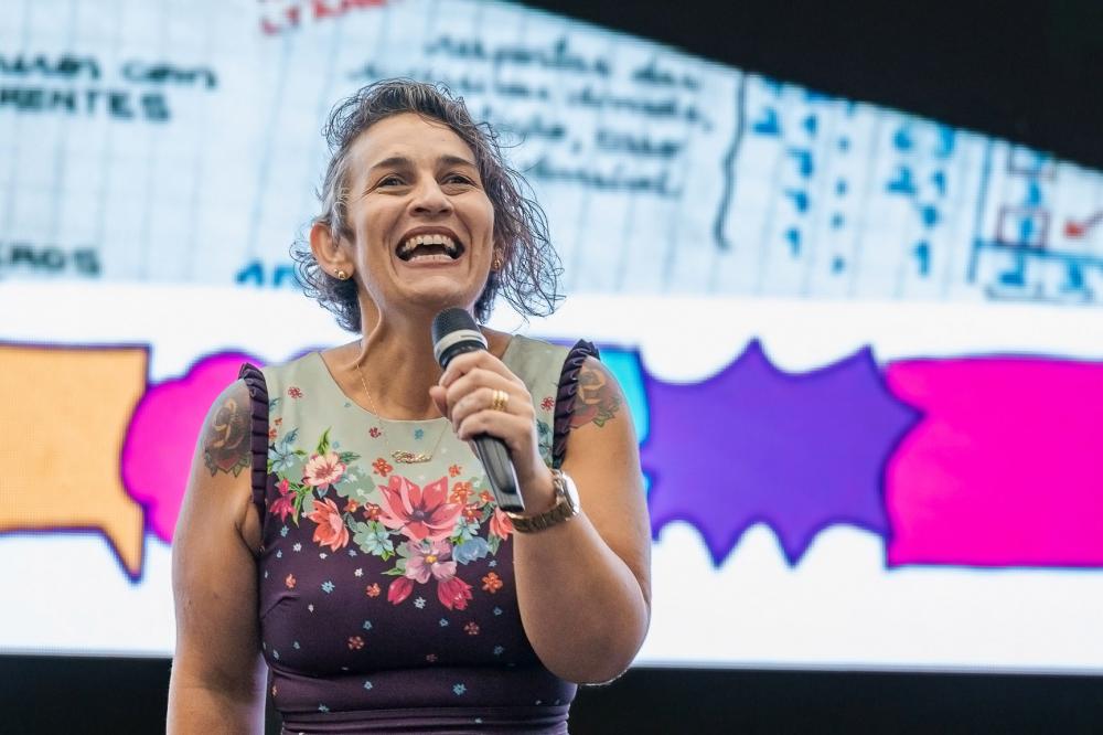 Professora de matemática paranaense cria material que ajuda alunos em todo o Brasil