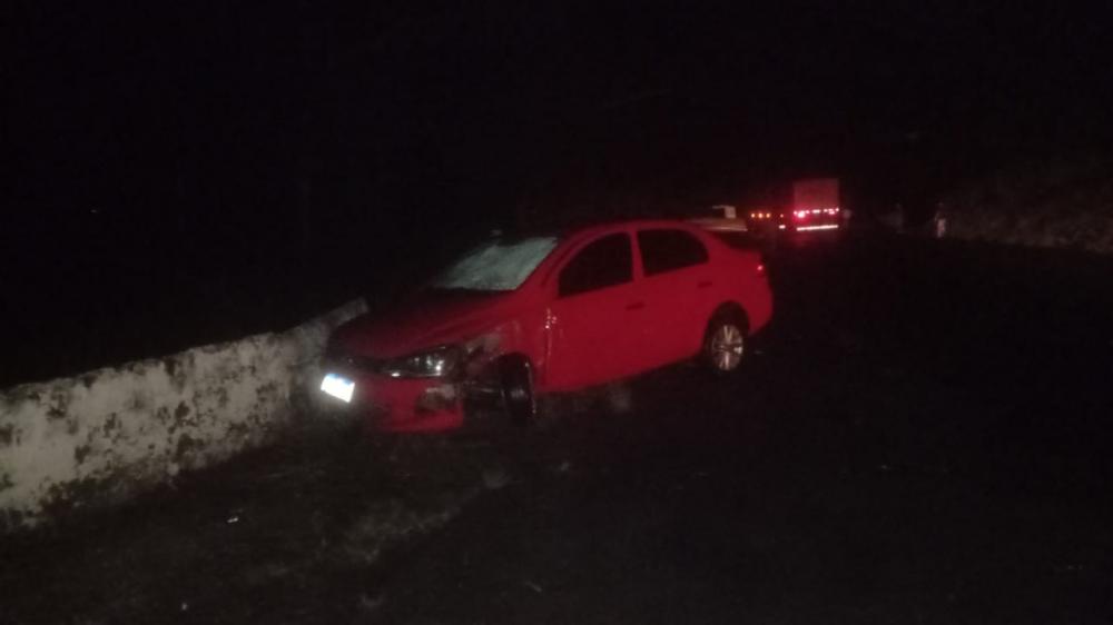 Temporal para o trânsito e causa acidente na PR-092 em Wenceslau Braz