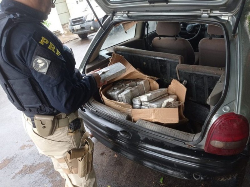 PRE é acionada para atender acidente e encontra carro com 40 Kg de maconha