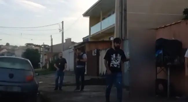 Polícia prende suspeito de matar pai a tiros na frente do seu filho de quatro anos