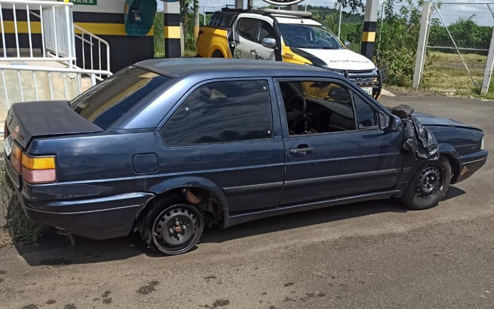 Criminosos fogem para o mato após bater carro durante perseguição na PR-092